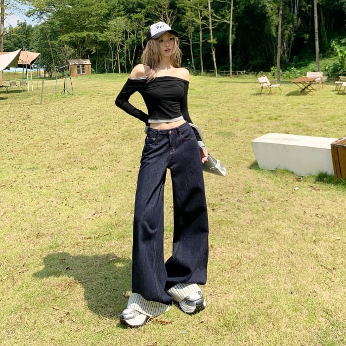 ゆとりのある快適タックデニムワイドパンツ