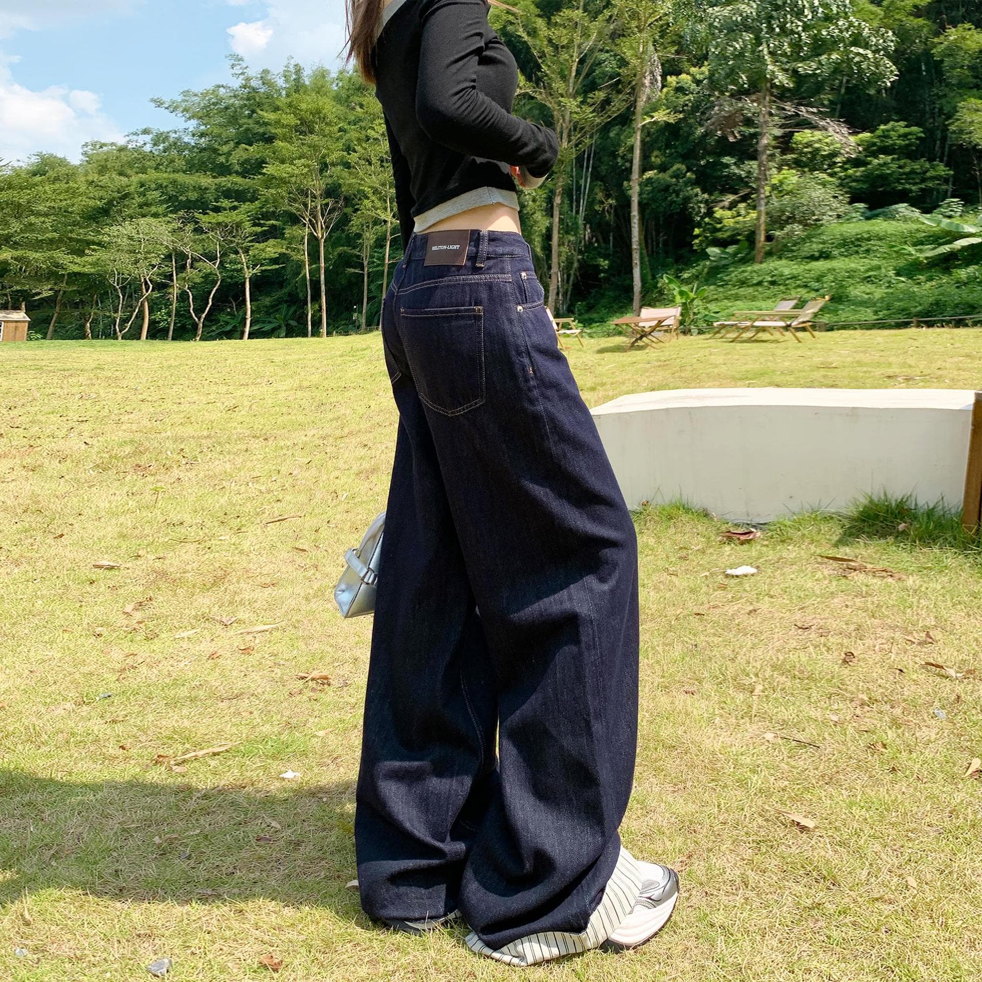 ゆとりのある快適タックデニムワイドパンツ