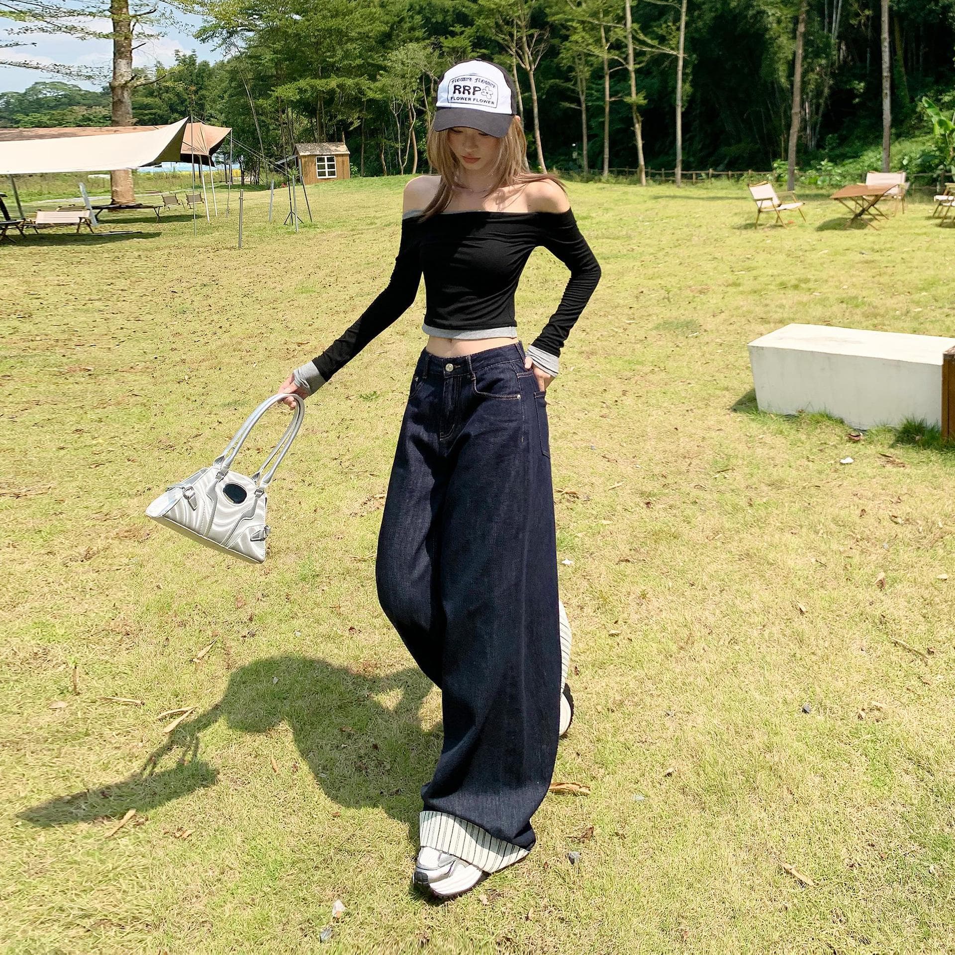 ゆとりのある快適タックデニムワイドパンツ