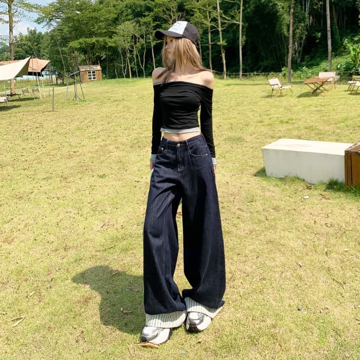 ゆとりのある快適タックデニムワイドパンツ