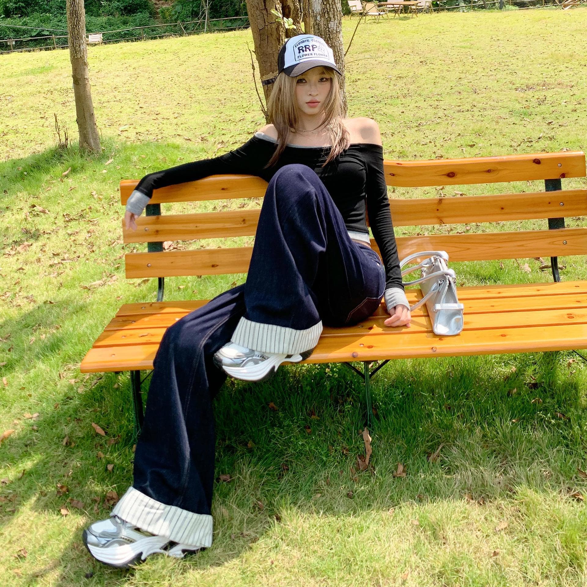 ゆとりのある快適タックデニムワイドパンツ